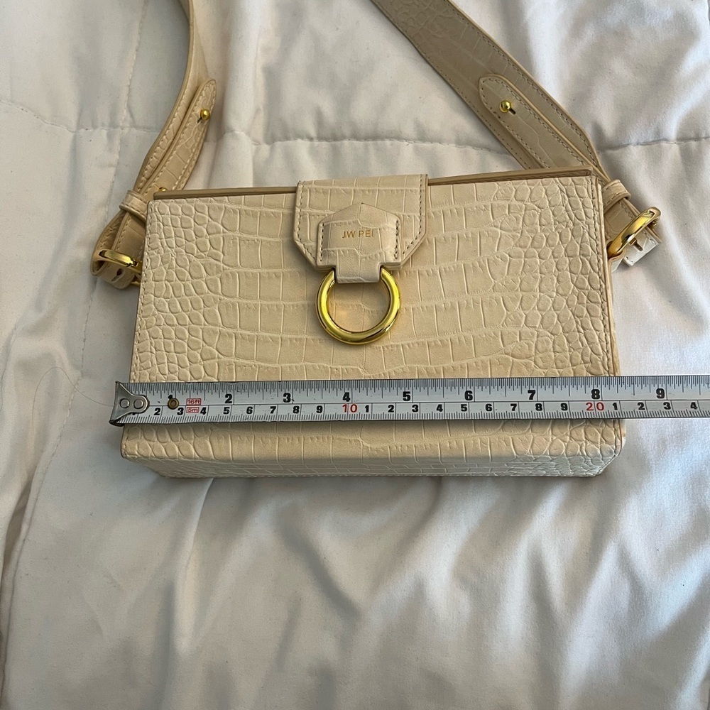JW PEl Ivory Croc Grace
Box Bag NWOT Contemporary, Elegant, Simplicity, Chic - Picture 15 of 17